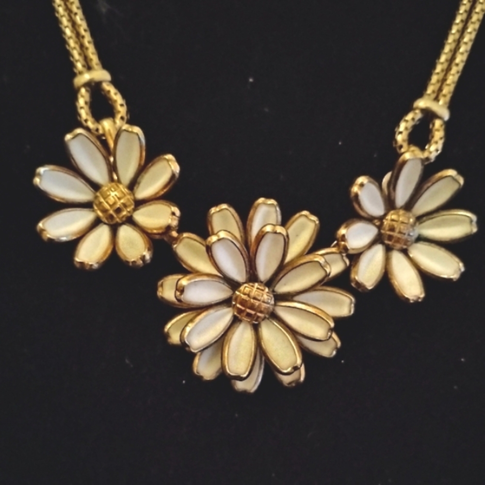 Elegant Crown Trifai Daisy Necklace/Choker